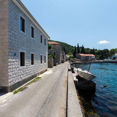 Romeo And Juliet Apartments Tivat Bagian luar foto
