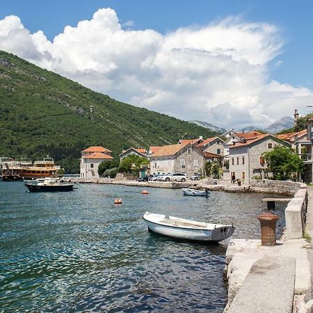 Romeo And Juliet Apartments Tivat Bagian luar foto
