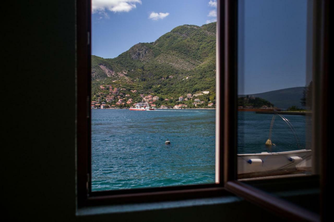Romeo And Juliet Apartments Tivat Bagian luar foto