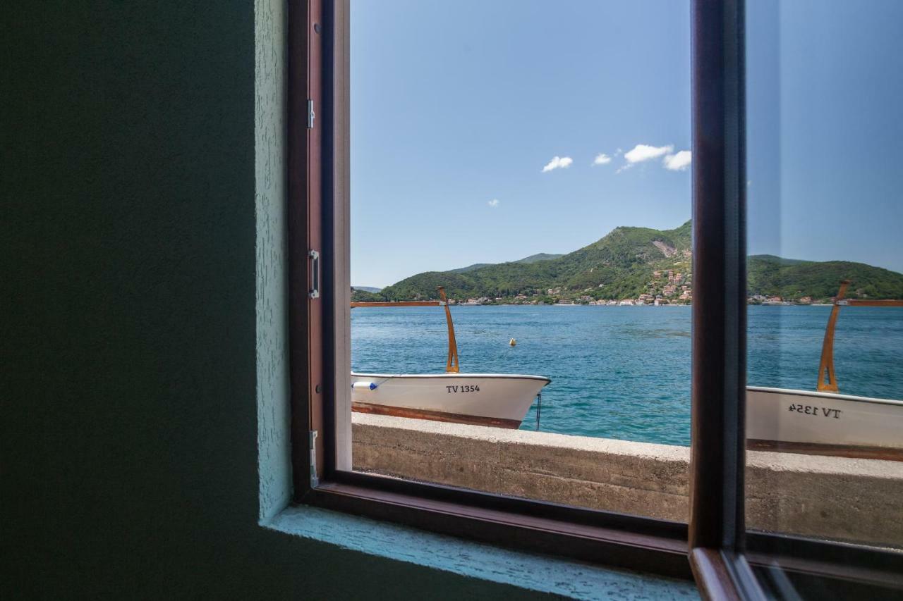 Romeo And Juliet Apartments Tivat Bagian luar foto