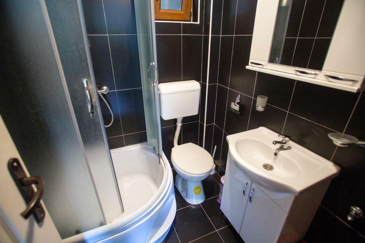 Romeo And Juliet Apartments Tivat Bagian luar foto