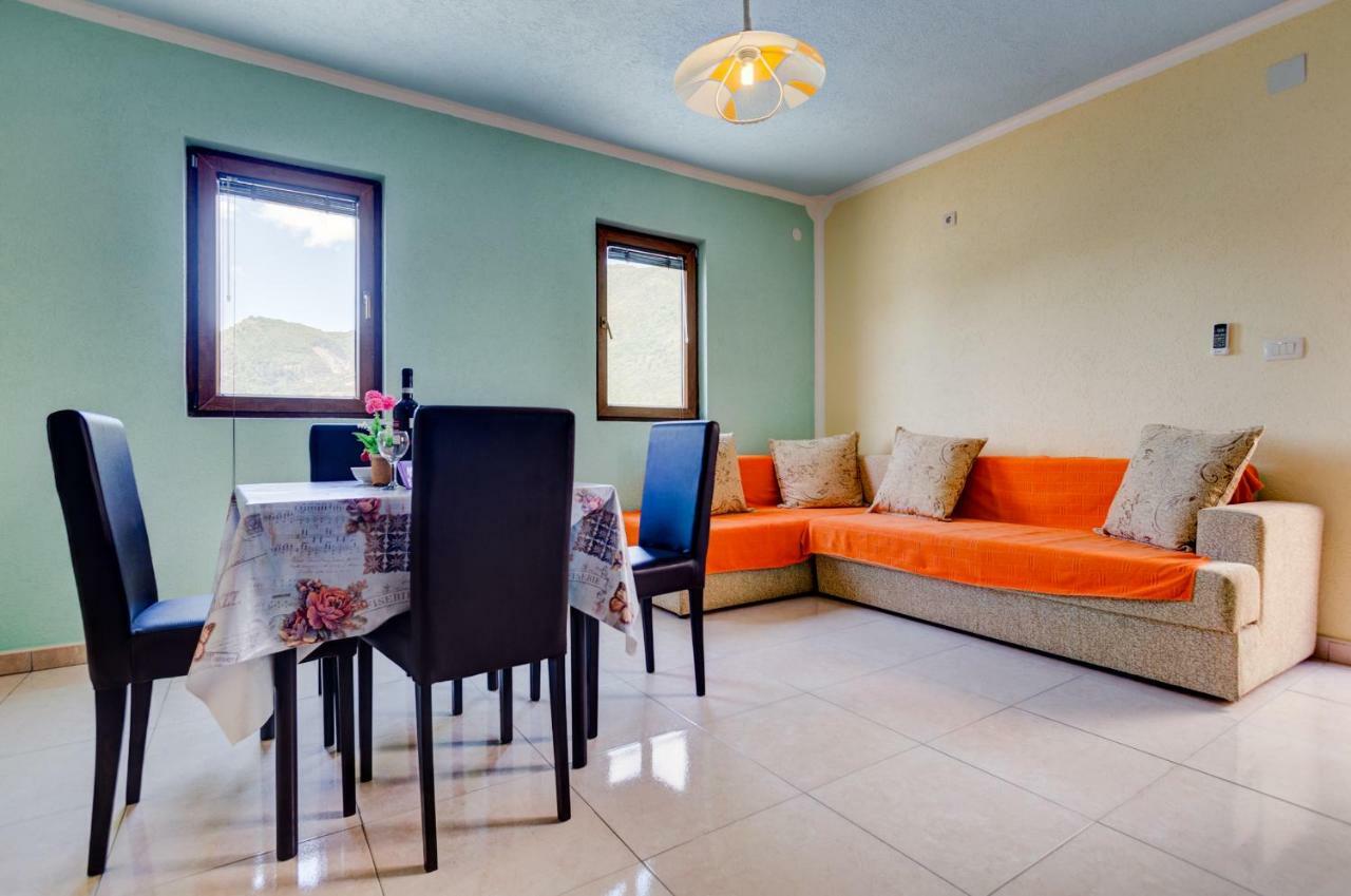 Romeo And Juliet Apartments Tivat Bagian luar foto