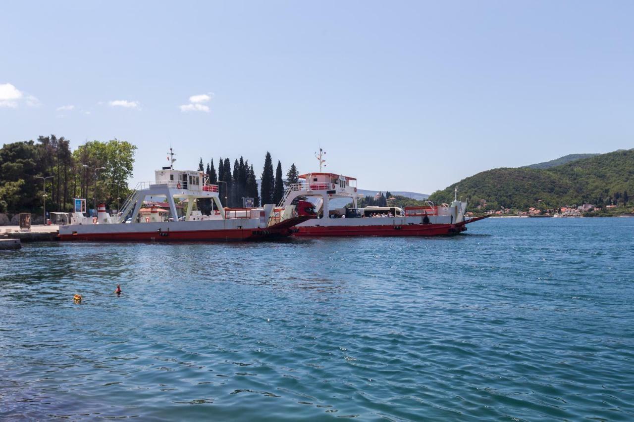 Romeo And Juliet Apartments Tivat Bagian luar foto